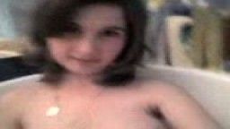 Andreea se masturbeaza in cada
