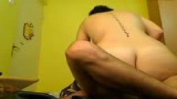 O tatuata se fute si se filmeaza cu webcam