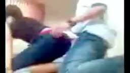 Doi pustani pe scara blocului